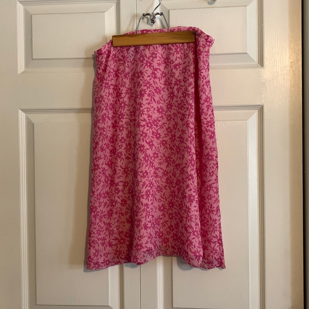 Lightweight pink print skirt.